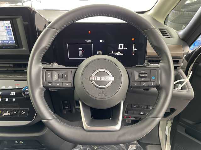 日産 セレナ ハイウェイスター V 道央・札幌 2023(令5)年 1.8万km プリズムホワイト ・4WD/・社外SDナビ・DVD・CD・SD・BT/・ワンセグTV/・全方位カメラ/・プロパイロット/・両側パワースライドドア/・ハンズフリーオートスライドドア/・デジタルインナーミラー/・エマージェンシーブレーキ/・ハンドル支援/・側方支援/・後方支援/・緊急支援/・先行車発進お知らせ/・標識検知支援/・駐車支援/・ふらつき警報/・横滑り防止/・パドルシフト/・ハンドルヒーター/・フロント＆セカンドシートヒーター/・ステアリングスイッチ/・LEDヘッドライト/・アイドリングストップ/・ヘッドライトレベライザー/・ビルトインETC/・プッシュスタート/・スマートキー/・革巻きステアリング