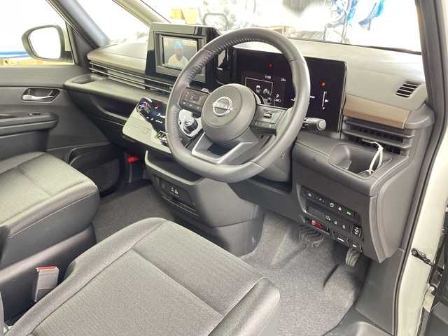 日産 セレナ ハイウェイスター V 道央・札幌 2023(令5)年 1.8万km プリズムホワイト ・4WD/・社外SDナビ・DVD・CD・SD・BT/・ワンセグTV/・全方位カメラ/・プロパイロット/・両側パワースライドドア/・ハンズフリーオートスライドドア/・デジタルインナーミラー/・エマージェンシーブレーキ/・ハンドル支援/・側方支援/・後方支援/・緊急支援/・先行車発進お知らせ/・標識検知支援/・駐車支援/・ふらつき警報/・横滑り防止/・パドルシフト/・ハンドルヒーター/・フロント＆セカンドシートヒーター/・ステアリングスイッチ/・LEDヘッドライト/・アイドリングストップ/・ヘッドライトレベライザー/・ビルトインETC/・プッシュスタート/・スマートキー/・革巻きステアリング