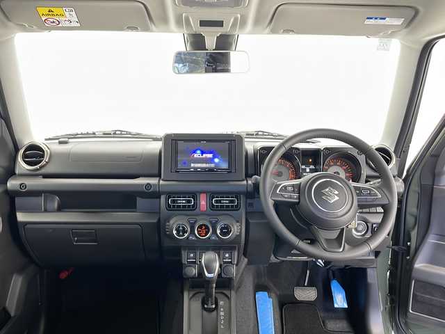 スズキ ジムニー XC 長野県 2024(令6)年 0.1万km ジャングルグリーン 4WD/社外メモリナビ&CD&BT/スズキセーフティサポート/クルーズコントロール/車線逸脱警報/ふらつき警報/衝突軽減ブレーキ/誤発進抑制機能/先行車発進告知/標識認識機能/ヒルホールドコントロール/ダウンヒルアシストコントロール/前席シートヒーター/ステアリングスイッチ/LEDヘッドライト/オートライト/フロントフォグランプ/電動格納ミラー/ウィンカーミラー/ドアミラーヒーター/純正16インチAW装着/社外フロアマット/背面タイヤ/スマートキー/スペアキー1本/取扱説明書/レンタアップ