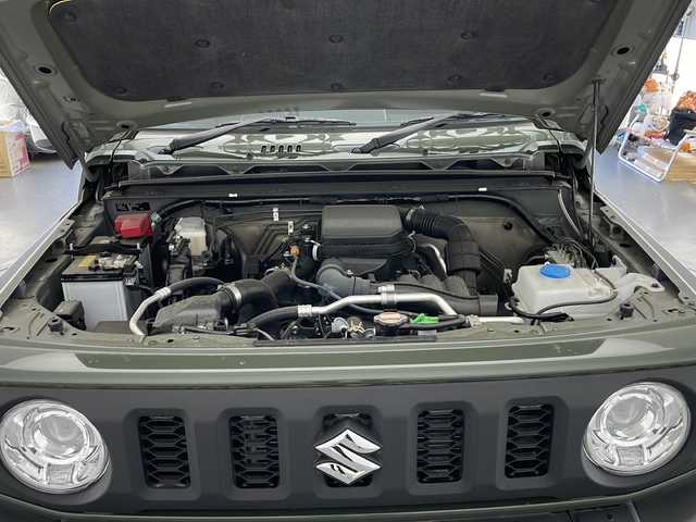 スズキ ジムニー XC 長野県 2024(令6)年 0.1万km ジャングルグリーン 4WD/社外メモリナビ&CD&BT/スズキセーフティサポート/クルーズコントロール/車線逸脱警報/ふらつき警報/衝突軽減ブレーキ/誤発進抑制機能/先行車発進告知/標識認識機能/ヒルホールドコントロール/ダウンヒルアシストコントロール/前席シートヒーター/ステアリングスイッチ/LEDヘッドライト/オートライト/フロントフォグランプ/電動格納ミラー/ウィンカーミラー/ドアミラーヒーター/純正16インチAW装着/社外フロアマット/背面タイヤ/スマートキー/スペアキー1本/取扱説明書/レンタアップ