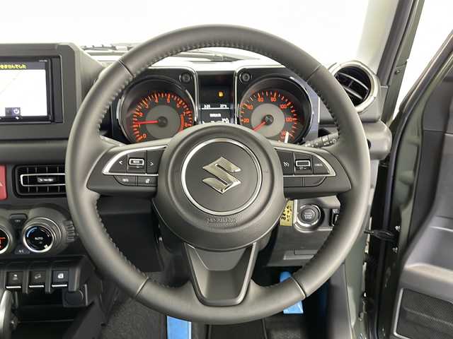 スズキ ジムニー XC 長野県 2024(令6)年 0.1万km ジャングルグリーン 4WD/社外メモリナビ&CD&BT/スズキセーフティサポート/クルーズコントロール/車線逸脱警報/ふらつき警報/衝突軽減ブレーキ/誤発進抑制機能/先行車発進告知/標識認識機能/ヒルホールドコントロール/ダウンヒルアシストコントロール/前席シートヒーター/ステアリングスイッチ/LEDヘッドライト/オートライト/フロントフォグランプ/電動格納ミラー/ウィンカーミラー/ドアミラーヒーター/純正16インチAW装着/社外フロアマット/背面タイヤ/スマートキー/スペアキー1本/取扱説明書/レンタアップ