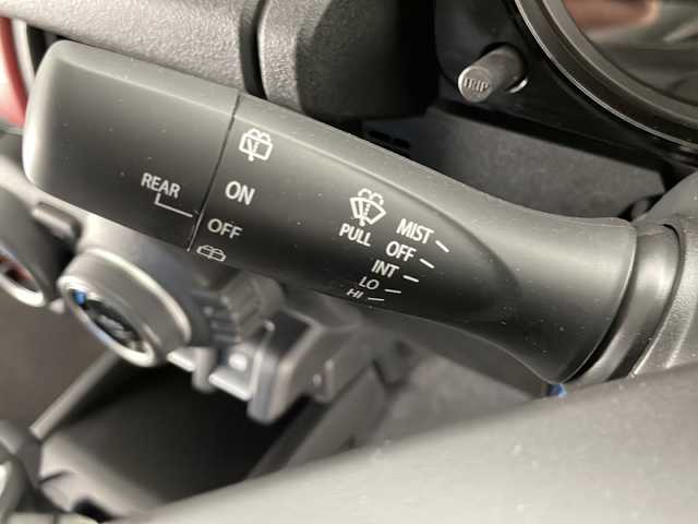 スズキ ジムニー XC 長野県 2024(令6)年 0.1万km ジャングルグリーン 4WD/社外メモリナビ&CD&BT/スズキセーフティサポート/クルーズコントロール/車線逸脱警報/ふらつき警報/衝突軽減ブレーキ/誤発進抑制機能/先行車発進告知/標識認識機能/ヒルホールドコントロール/ダウンヒルアシストコントロール/前席シートヒーター/ステアリングスイッチ/LEDヘッドライト/オートライト/フロントフォグランプ/電動格納ミラー/ウィンカーミラー/ドアミラーヒーター/純正16インチAW装着/社外フロアマット/背面タイヤ/スマートキー/スペアキー1本/取扱説明書/レンタアップ