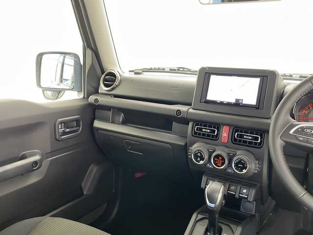 スズキ ジムニー XC 長野県 2024(令6)年 0.1万km ジャングルグリーン 4WD/社外メモリナビ&CD&BT/スズキセーフティサポート/クルーズコントロール/車線逸脱警報/ふらつき警報/衝突軽減ブレーキ/誤発進抑制機能/先行車発進告知/標識認識機能/ヒルホールドコントロール/ダウンヒルアシストコントロール/前席シートヒーター/ステアリングスイッチ/LEDヘッドライト/オートライト/フロントフォグランプ/電動格納ミラー/ウィンカーミラー/ドアミラーヒーター/純正16インチAW装着/社外フロアマット/背面タイヤ/スマートキー/スペアキー1本/取扱説明書/レンタアップ