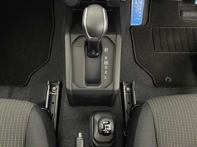 スズキ ジムニー XC 長野県 2024(令6)年 0.1万km ジャングルグリーン 4WD/社外メモリナビ&CD&BT/スズキセーフティサポート/クルーズコントロール/車線逸脱警報/ふらつき警報/衝突軽減ブレーキ/誤発進抑制機能/先行車発進告知/標識認識機能/ヒルホールドコントロール/ダウンヒルアシストコントロール/前席シートヒーター/ステアリングスイッチ/LEDヘッドライト/オートライト/フロントフォグランプ/電動格納ミラー/ウィンカーミラー/ドアミラーヒーター/純正16インチAW装着/社外フロアマット/背面タイヤ/スマートキー/スペアキー1本/取扱説明書/レンタアップ