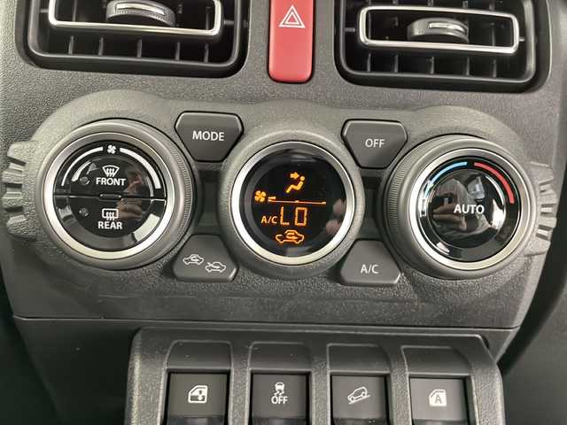 スズキ ジムニー XC 長野県 2024(令6)年 0.1万km ジャングルグリーン 4WD/社外メモリナビ&CD&BT/スズキセーフティサポート/クルーズコントロール/車線逸脱警報/ふらつき警報/衝突軽減ブレーキ/誤発進抑制機能/先行車発進告知/標識認識機能/ヒルホールドコントロール/ダウンヒルアシストコントロール/前席シートヒーター/ステアリングスイッチ/LEDヘッドライト/オートライト/フロントフォグランプ/電動格納ミラー/ウィンカーミラー/ドアミラーヒーター/純正16インチAW装着/社外フロアマット/背面タイヤ/スマートキー/スペアキー1本/取扱説明書/レンタアップ