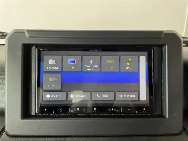 スズキ ジムニー XC 群馬県 2025(令7)年 0.1千km ジャングルグリーン 届出済未使用車　登録時走行距離11km/スズキセーフティサポート/・デュアルセンサーブレーキサポート/・車線逸脱警報機能/・ふらつき警報機能/・先行車発進お知らせ機能/・ハイビームアシスト/・標識認識/社外ナビ（AVIC-RZ521)/FM/AM/Bluetooth/フルセグTV/クルーズコントロール/前席シートヒーター/LEDヘッドライト/フォグランプ/純正16インチアルミホイール/ダウンヒルアシストコントロール/プッシュスタート/スマートキー