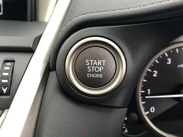 レクサス ＮＸ 200t Iパッケージ 愛知県 2015(平27)年 5.7万km ソニッククォーツ 純正ナビ（フルセグ、CD、DVD、Bluetooth）/サンルーフ/三眼LEDヘッドライト/ETC/Bカメラ/左サイドカメラ/シートヒーター（D+N)/ステアリングヒーター/パワーバックドア/パワーシート（D+N)/ACC/衝突軽減ブレーキ/レーンキープアシスト/合皮シート/パドルシフト/コーナーセンサー/スマートキー/USB/横滑り防止装置