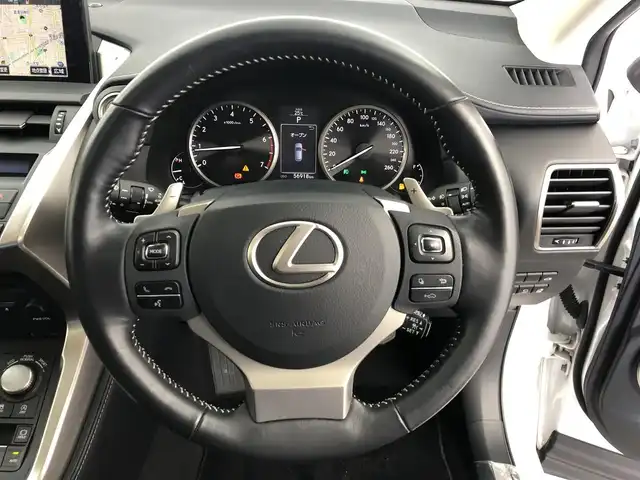レクサス ＮＸ 200t Iパッケージ 愛知県 2015(平27)年 5.7万km ソニッククォーツ 純正ナビ（フルセグ、CD、DVD、Bluetooth）/サンルーフ/三眼LEDヘッドライト/ETC/Bカメラ/左サイドカメラ/シートヒーター（D+N)/ステアリングヒーター/パワーバックドア/パワーシート（D+N)/ACC/衝突軽減ブレーキ/レーンキープアシスト/合皮シート/パドルシフト/コーナーセンサー/スマートキー/USB/横滑り防止装置