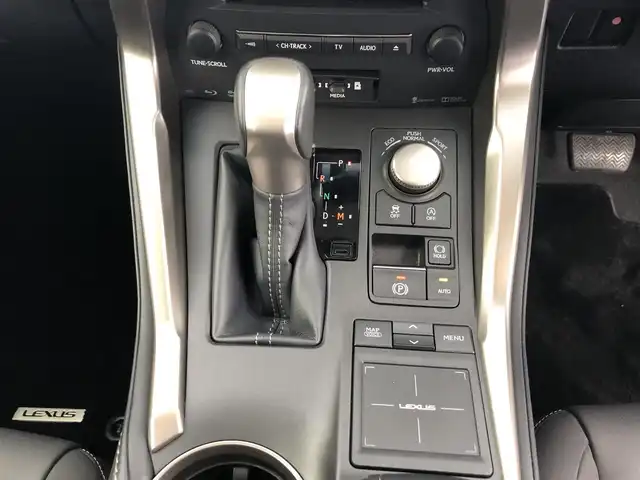 レクサス ＮＸ 200t Iパッケージ 愛知県 2015(平27)年 5.7万km ソニッククォーツ 純正ナビ（フルセグ、CD、DVD、Bluetooth）/サンルーフ/三眼LEDヘッドライト/ETC/Bカメラ/左サイドカメラ/シートヒーター（D+N)/ステアリングヒーター/パワーバックドア/パワーシート（D+N)/ACC/衝突軽減ブレーキ/レーンキープアシスト/合皮シート/パドルシフト/コーナーセンサー/スマートキー/USB/横滑り防止装置