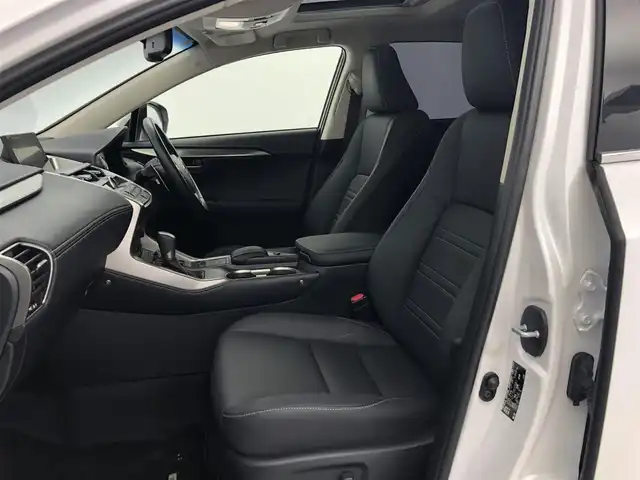 レクサス ＮＸ 200t Iパッケージ 愛知県 2015(平27)年 5.7万km ソニッククォーツ 純正ナビ（フルセグ、CD、DVD、Bluetooth）/サンルーフ/三眼LEDヘッドライト/ETC/Bカメラ/左サイドカメラ/シートヒーター（D+N)/ステアリングヒーター/パワーバックドア/パワーシート（D+N)/ACC/衝突軽減ブレーキ/レーンキープアシスト/合皮シート/パドルシフト/コーナーセンサー/スマートキー/USB/横滑り防止装置