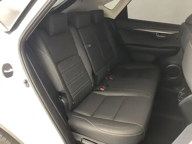 レクサス ＮＸ 200t Iパッケージ 愛知県 2015(平27)年 5.7万km ソニッククォーツ 純正ナビ（フルセグ、CD、DVD、Bluetooth）/サンルーフ/三眼LEDヘッドライト/ETC/Bカメラ/左サイドカメラ/シートヒーター（D+N)/ステアリングヒーター/パワーバックドア/パワーシート（D+N)/ACC/衝突軽減ブレーキ/レーンキープアシスト/合皮シート/パドルシフト/コーナーセンサー/スマートキー/USB/横滑り防止装置