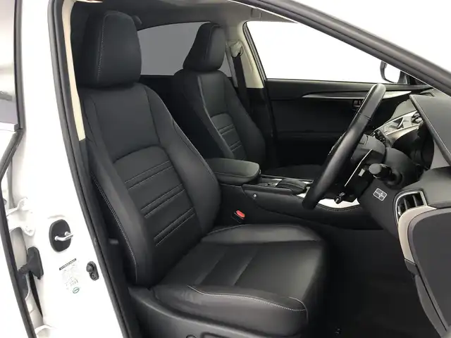 レクサス ＮＸ 200t Iパッケージ 愛知県 2015(平27)年 5.7万km ソニッククォーツ 純正ナビ（フルセグ、CD、DVD、Bluetooth）/サンルーフ/三眼LEDヘッドライト/ETC/Bカメラ/左サイドカメラ/シートヒーター（D+N)/ステアリングヒーター/パワーバックドア/パワーシート（D+N)/ACC/衝突軽減ブレーキ/レーンキープアシスト/合皮シート/パドルシフト/コーナーセンサー/スマートキー/USB/横滑り防止装置