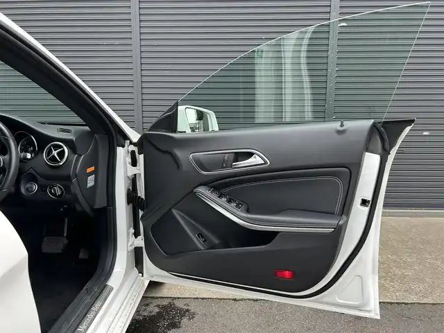 メルセデス・ベンツ ＣＬＡ２２０ 4MATIC 茨城県 2018(平30)年 2.3万km ポーラホワイト 後期型　/ＲＳＰ　/ＡＣＣ　/ＬＫＡ　/ＢＳＡ　/Ｂカメラ　/パークトロニック　/黒革　/シートヒーター　/ナビ　/ＴＶ　/ＢＴ　/ＵＳＢ　/ＤＶＤ　/ＬＥＤヘッドライト　/オートライト　/アンビエントライト　/ＥＴＣ　/ドラレコ　/禁煙車