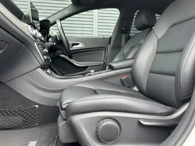メルセデス・ベンツ ＣＬＡ２２０ 4MATIC 茨城県 2018(平30)年 2.3万km ポーラホワイト 後期型　/ＲＳＰ　/ＡＣＣ　/ＬＫＡ　/ＢＳＡ　/Ｂカメラ　/パークトロニック　/黒革　/シートヒーター　/ナビ　/ＴＶ　/ＢＴ　/ＵＳＢ　/ＤＶＤ　/ＬＥＤヘッドライト　/オートライト　/アンビエントライト　/ＥＴＣ　/ドラレコ　/禁煙車