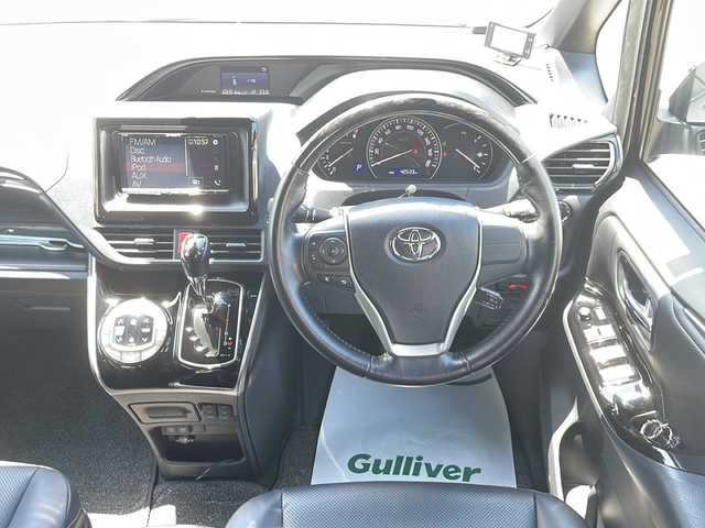 トヨタ エスクァイア Gi 静岡県 2019(令1)年 4.3万km ブラック ディスプレイオーディオ/Bluetooth/フリップダウンリアモニター/両側パワースライドドア/エムズスピードエアロ/エムズスピード19インチAW/合成シート/シートヒーター/バックカメラ/スマートキー