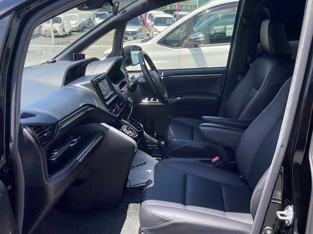 トヨタ エスクァイア Gi 静岡県 2019(令1)年 4.3万km ブラック ディスプレイオーディオ/Bluetooth/フリップダウンリアモニター/両側パワースライドドア/エムズスピードエアロ/エムズスピード19インチAW/合成シート/シートヒーター/バックカメラ/スマートキー