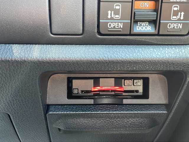 トヨタ エスクァイア Gi 静岡県 2019(令1)年 4.3万km ブラック ディスプレイオーディオ/Bluetooth/フリップダウンリアモニター/両側パワースライドドア/エムズスピードエアロ/エムズスピード19インチAW/合成シート/シートヒーター/バックカメラ/スマートキー