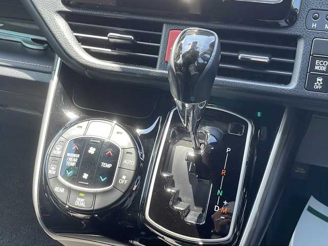 トヨタ エスクァイア Gi 静岡県 2019(令1)年 4.3万km ブラック ディスプレイオーディオ/Bluetooth/フリップダウンリアモニター/両側パワースライドドア/エムズスピードエアロ/エムズスピード19インチAW/合成シート/シートヒーター/バックカメラ/スマートキー