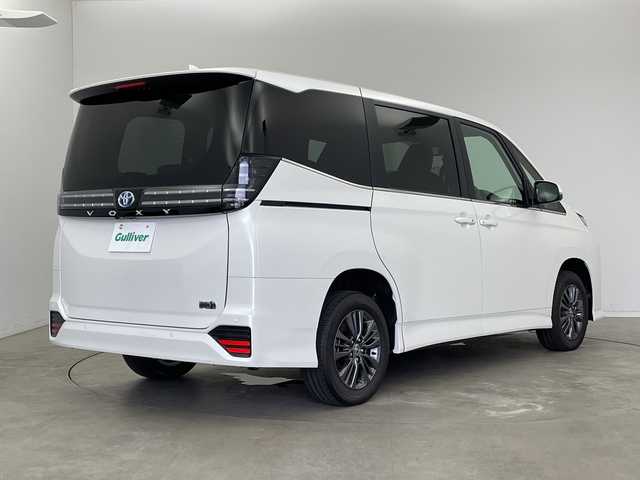 トヨタ ヴォクシー ハイブリッド S－Z 新潟県 2025(令7)年 0.1万km未満 ホワイトパールクリスタルシャイン 純正ディスプレイオーディオ/（BT/FM/AM/フルセグTV/DVD）/バックカメラ/ステアリングスイッチ/ステアリングヒーター/ハーフレザーシート/シートヒーター（1.2列目）/ワイパーデアイサー/AC100V/純正LEDオートヘッドライト/デジタルインナーミラー/電動リアゲート/両側パワースライドドア/サンシェード/電格ミラー/ウィンカーミラー/ヘッドライトレベライザー/ETC/取扱説明書/保証書