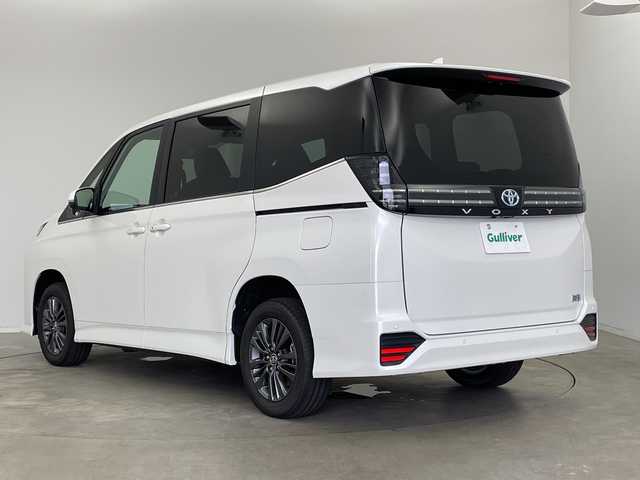 トヨタ ヴォクシー ハイブリッド S－Z 新潟県 2025(令7)年 0.1万km未満 ホワイトパールクリスタルシャイン 純正ディスプレイオーディオ/（BT/FM/AM/フルセグTV/DVD）/バックカメラ/ステアリングスイッチ/ステアリングヒーター/ハーフレザーシート/シートヒーター（1.2列目）/ワイパーデアイサー/AC100V/純正LEDオートヘッドライト/デジタルインナーミラー/電動リアゲート/両側パワースライドドア/サンシェード/電格ミラー/ウィンカーミラー/ヘッドライトレベライザー/ETC/取扱説明書/保証書