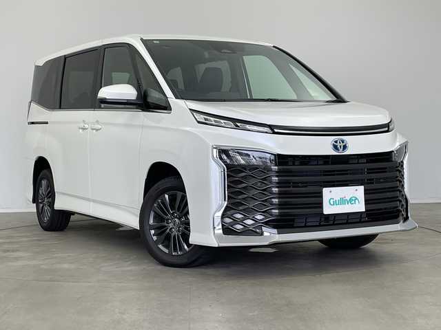 トヨタ ヴォクシー ハイブリッド S－Z 新潟県 2025(令7)年 0.1万km未満 ホワイトパールクリスタルシャイン 純正ディスプレイオーディオ/（BT/FM/AM/フルセグTV/DVD）/バックカメラ/ステアリングスイッチ/ステアリングヒーター/ハーフレザーシート/シートヒーター（1.2列目）/ワイパーデアイサー/AC100V/純正LEDオートヘッドライト/デジタルインナーミラー/電動リアゲート/両側パワースライドドア/サンシェード/電格ミラー/ウィンカーミラー/ヘッドライトレベライザー/ETC/取扱説明書/保証書