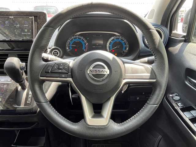 日産 デイズ ハイウェイスターX 滋賀県 2020(令2)年 2.5万km ホワイトパール ガソリン/2WD(FF)/CVT/エクリプス7インチナビ(AVN-D10)/(AM/FM/CD/フルセグ/Bluetooth)/アラウンドビューモニター/バックカメラ/ドライブレコーダー/ディスプレイ付自動防眩式ルームミラー/コーナーセンサー/エマージェンシーブレーキ/アイドリングストップ/電格ウインカーミラー/革巻きステアリング/ステアリングスイッチ/オートライト/LEDヘッドライト/フロントフォグ/スマートキー/プッシュスタート/純正フロアマット/ドアバイザー
