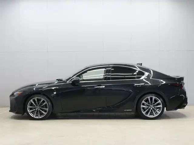 レクサス ＩＳ 300h Fスポーツ 三重県 2020(令2)年 4.8万km グラファイトブラックガラスフレーク ムーンルーフ/革スポーツシートセット/・ベンチレーション(前席)/・ポジションメモリー(運転席)/・メモリー付電動チルト/テレスコピックステアリング/3連フルLEDヘッドランプ/セーフティシステムプラス/メモリーナビ/・10.3インチワイドディスプレイ/・地デジTV/・Blu-ray/DVD/CD/・Bluetooth/プレミアムサウンドシステム(10スピーカー)/パノラミックビューモニター/クリアランスソナー /ブラインドスポットモニター/コムテック前後ドライブレコーダー/社外ルームミラー内蔵GPSレーダー探知機/ビルトインETC2.0/純正19インチ5本ツインスポークダークプレミアム塗装アルミホイール/オートライト/オートマチックハイビーム/プッシュエンジンスタート/スマートキー×2/新車時保証書/取扱説明書
