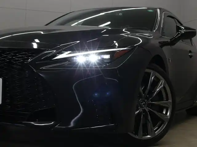レクサス ＩＳ 300h Fスポーツ 三重県 2020(令2)年 4.8万km グラファイトブラックガラスフレーク ムーンルーフ/革スポーツシートセット/・ベンチレーション(前席)/・ポジションメモリー(運転席)/・メモリー付電動チルト/テレスコピックステアリング/3連フルLEDヘッドランプ/セーフティシステムプラス/メモリーナビ/・10.3インチワイドディスプレイ/・地デジTV/・Blu-ray/DVD/CD/・Bluetooth/プレミアムサウンドシステム(10スピーカー)/パノラミックビューモニター/クリアランスソナー /ブラインドスポットモニター/コムテック前後ドライブレコーダー/社外ルームミラー内蔵GPSレーダー探知機/ビルトインETC2.0/純正19インチ5本ツインスポークダークプレミアム塗装アルミホイール/オートライト/オートマチックハイビーム/プッシュエンジンスタート/スマートキー×2/新車時保証書/取扱説明書