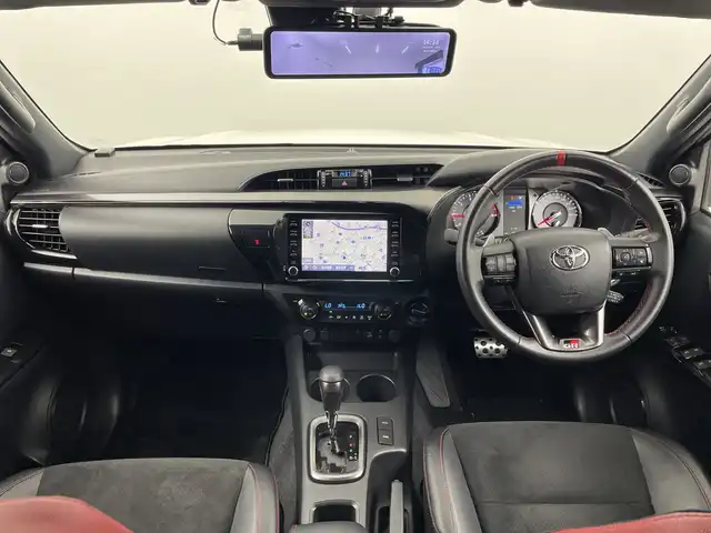 トヨタ ハイラックス Z GRスポーツ 群馬県 2022(令4)年 3.7万km スーパーホワイトⅡ ・純正８インチディスプレイオーディオ/・バックカメラ/・パノラミックビュー/・ダウンヒルアシストコントロール/・レーダークルーズコントロール/・ドライブレコーダー/・パドルシフト/・パワーシート/・ETC/・レーンアシスト/・LDA/・横滑り防止装置/・盗難防止装置/・衝突被害軽減システム/・プッシュスタート/・純正フロアマット/・ハーフレザーシート/・純正１８インチアルミホイール/・LEDヘッドライト/・プリクラッシュセーフティ