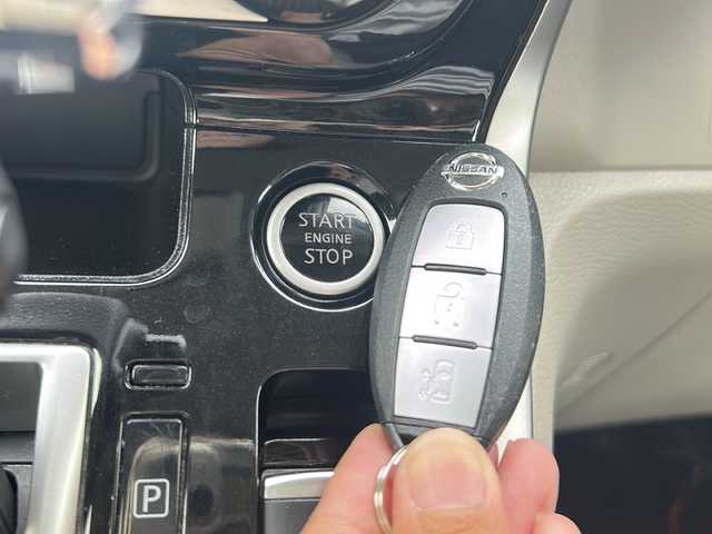 日産 セレナ X 沖縄県 2017(平29)年 6.2万km ダイヤモンドブラック 2トーン 純正ナビ・TV・Bluetooth・CD・DVD/全方位カメラ/ETC/ドライブレコーダー/片側パワースライドドア/デジタルインナーミラー/プロパイロット/コーナーセンサー/衝突軽減システム/オートライト/レーンキープアシスト/電子サイドブレーキ