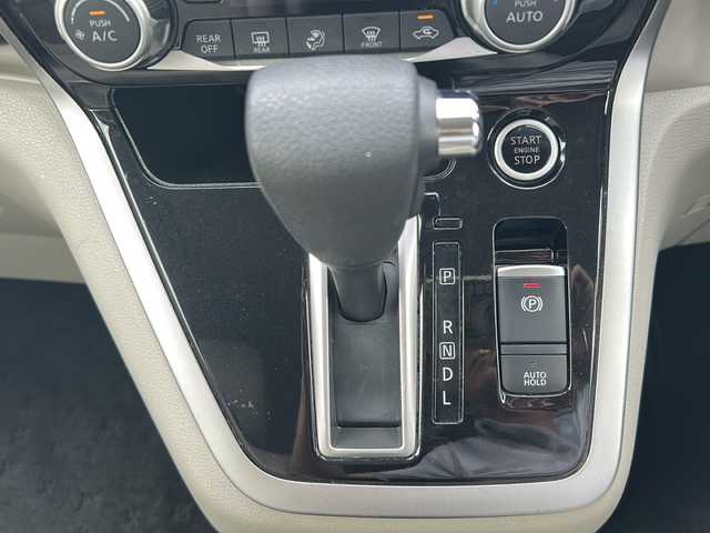 日産 セレナ X 沖縄県 2017(平29)年 6.2万km ダイヤモンドブラック 2トーン 純正ナビ・TV・Bluetooth・CD・DVD/全方位カメラ/ETC/ドライブレコーダー/片側パワースライドドア/デジタルインナーミラー/プロパイロット/コーナーセンサー/衝突軽減システム/オートライト/レーンキープアシスト/電子サイドブレーキ