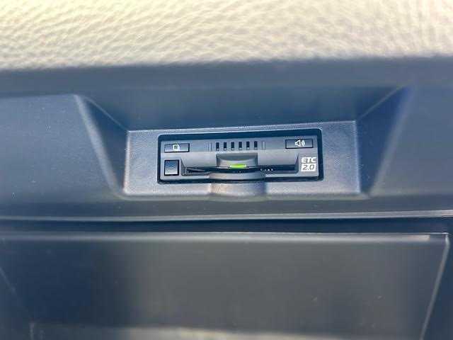 トヨタ ハリアー エレガンス G’s 道東・釧路十勝 2017(平29)年 7.6万km ホワイトパールクリスタルシャイン 4WD/サンルーフ　/純正９インチSDナビ　/(AM/FM/フルセグTV/ＤＶＤ再生/Ｂｌｕｅｔｏｏｔｈ接続)　/前後ドライブレコーダー　/ビルトインＥＴＣ2.0　/バックカメラ　/運転席パワーシート　/MTモード付AT/横滑り防止装置/スマートキー/プッシュスタート　/純正ＨＩＤヘッドライト　/純正１９インチアルミホイール/純正フロアマット/サマータイヤ積み込み/・235/50/R15/・溝5ミリ/・社外アルミホイール