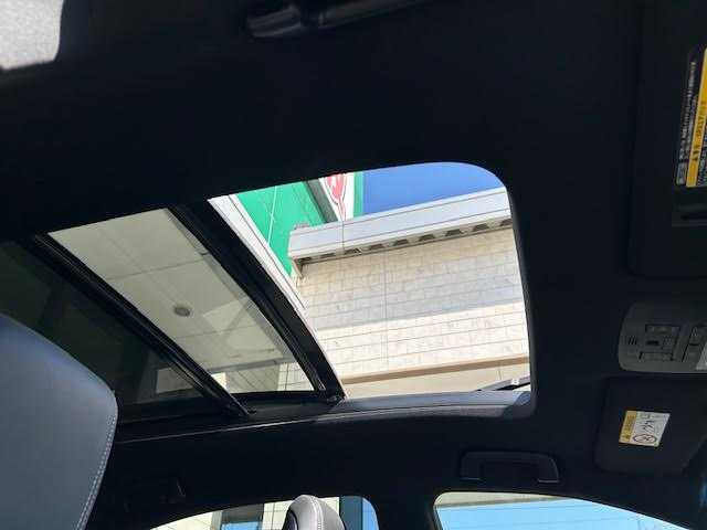 トヨタ ハリアー エレガンス G’s 道東・釧路十勝 2017(平29)年 7.6万km ホワイトパールクリスタルシャイン 4WD/サンルーフ　/純正９インチSDナビ　/(AM/FM/フルセグTV/ＤＶＤ再生/Ｂｌｕｅｔｏｏｔｈ接続)　/前後ドライブレコーダー　/ビルトインＥＴＣ2.0　/バックカメラ　/運転席パワーシート　/MTモード付AT/横滑り防止装置/スマートキー/プッシュスタート　/純正ＨＩＤヘッドライト　/純正１９インチアルミホイール/純正フロアマット/サマータイヤ積み込み/・235/50/R15/・溝5ミリ/・社外アルミホイール