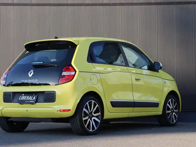 ルノー トゥインゴ インテンス 長野県 2017(平29)年 2.3万km 黄 ・Panasonic 9型ナビ /・バックカメラ /・フルセグTV /・オートクルーズ /・パーキングアシスト /・パークセンサー /・アイドリングストップ /・キーレス /・純正16インチAW /・ETC