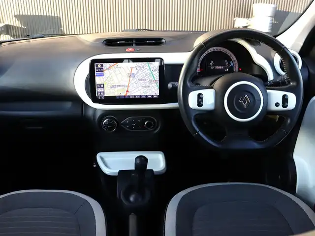 ルノー トゥインゴ インテンス 長野県 2017(平29)年 2.3万km 黄 ・Panasonic 9型ナビ /・バックカメラ /・フルセグTV /・オートクルーズ /・パーキングアシスト /・パークセンサー /・アイドリングストップ /・キーレス /・純正16インチAW /・ETC