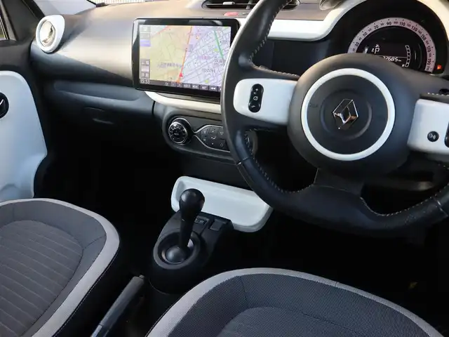 ルノー トゥインゴ インテンス 長野県 2017(平29)年 2.3万km 黄 ・Panasonic 9型ナビ /・バックカメラ /・フルセグTV /・オートクルーズ /・パーキングアシスト /・パークセンサー /・アイドリングストップ /・キーレス /・純正16インチAW /・ETC