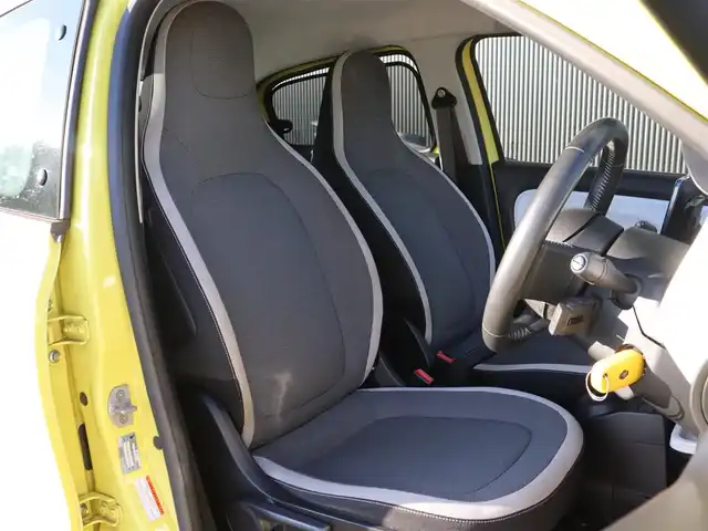 ルノー トゥインゴ インテンス 長野県 2017(平29)年 2.3万km 黄 ・Panasonic 9型ナビ /・バックカメラ /・フルセグTV /・オートクルーズ /・パーキングアシスト /・パークセンサー /・アイドリングストップ /・キーレス /・純正16インチAW /・ETC