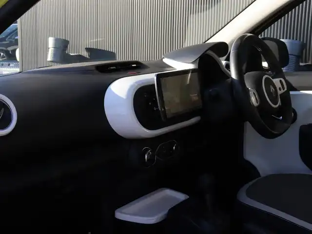 ルノー トゥインゴ インテンス 長野県 2017(平29)年 2.3万km 黄 ・Panasonic 9型ナビ /・バックカメラ /・フルセグTV /・オートクルーズ /・パーキングアシスト /・パークセンサー /・アイドリングストップ /・キーレス /・純正16インチAW /・ETC