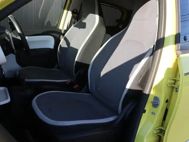 ルノー トゥインゴ インテンス 長野県 2017(平29)年 2.3万km 黄 ・Panasonic 9型ナビ /・バックカメラ /・フルセグTV /・オートクルーズ /・パーキングアシスト /・パークセンサー /・アイドリングストップ /・キーレス /・純正16インチAW /・ETC