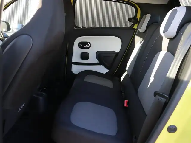 ルノー トゥインゴ インテンス 長野県 2017(平29)年 2.3万km 黄 ・Panasonic 9型ナビ /・バックカメラ /・フルセグTV /・オートクルーズ /・パーキングアシスト /・パークセンサー /・アイドリングストップ /・キーレス /・純正16インチAW /・ETC