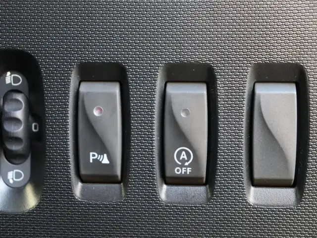 ルノー トゥインゴ インテンス 長野県 2017(平29)年 2.3万km 黄 ・Panasonic 9型ナビ /・バックカメラ /・フルセグTV /・オートクルーズ /・パーキングアシスト /・パークセンサー /・アイドリングストップ /・キーレス /・純正16インチAW /・ETC