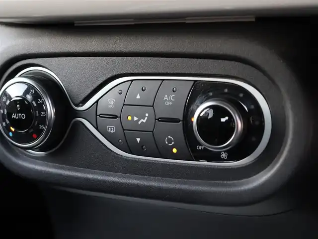 ルノー トゥインゴ インテンス 長野県 2017(平29)年 2.3万km 黄 ・Panasonic 9型ナビ /・バックカメラ /・フルセグTV /・オートクルーズ /・パーキングアシスト /・パークセンサー /・アイドリングストップ /・キーレス /・純正16インチAW /・ETC