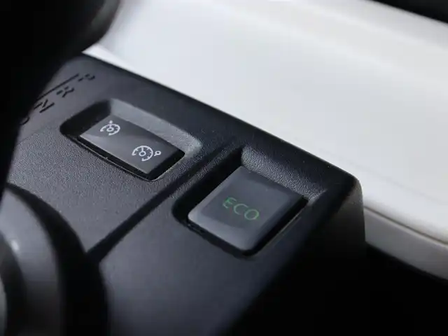 ルノー トゥインゴ インテンス 長野県 2017(平29)年 2.3万km 黄 ・Panasonic 9型ナビ /・バックカメラ /・フルセグTV /・オートクルーズ /・パーキングアシスト /・パークセンサー /・アイドリングストップ /・キーレス /・純正16インチAW /・ETC