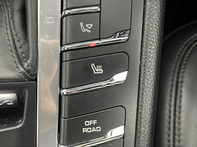 ポルシェ マカン GTS 滋賀県 2018(平30)年 3.7万km アゲートグレーメタリック 純正ナビ　/バックモニター/　衝突軽減ブレーキ/　シートヒーター/　ＥＴＣ/　ドライブレコーダー/　追従クルコン/　ＬＥＤライト/　純正２０インチアルミホイール/　純正フロアマット/　コーナーセンサー/　横滑り防止装置