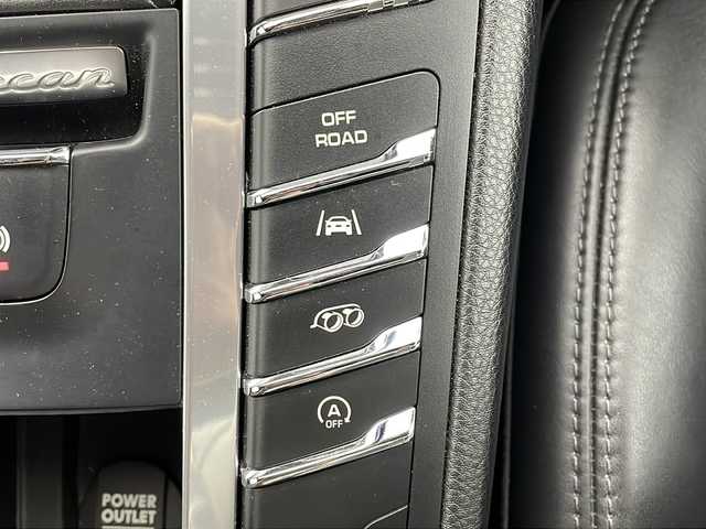 ポルシェ マカン GTS 滋賀県 2018(平30)年 3.7万km アゲートグレーメタリック 純正ナビ　/バックモニター/　衝突軽減ブレーキ/　シートヒーター/　ＥＴＣ/　ドライブレコーダー/　追従クルコン/　ＬＥＤライト/　純正２０インチアルミホイール/　純正フロアマット/　コーナーセンサー/　横滑り防止装置