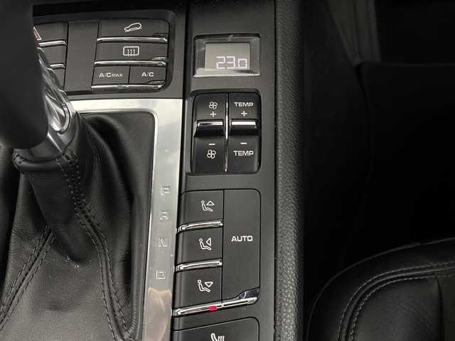 ポルシェ マカン GTS 滋賀県 2018(平30)年 3.7万km アゲートグレーメタリック 純正ナビ　/バックモニター/　衝突軽減ブレーキ/　シートヒーター/　ＥＴＣ/　ドライブレコーダー/　追従クルコン/　ＬＥＤライト/　純正２０インチアルミホイール/　純正フロアマット/　コーナーセンサー/　横滑り防止装置