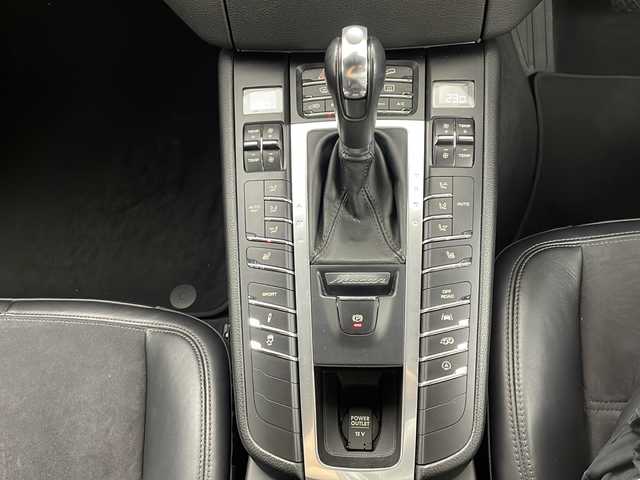 ポルシェ マカン GTS 滋賀県 2018(平30)年 3.7万km アゲートグレーメタリック 純正ナビ　/バックモニター/　衝突軽減ブレーキ/　シートヒーター/　ＥＴＣ/　ドライブレコーダー/　追従クルコン/　ＬＥＤライト/　純正２０インチアルミホイール/　純正フロアマット/　コーナーセンサー/　横滑り防止装置