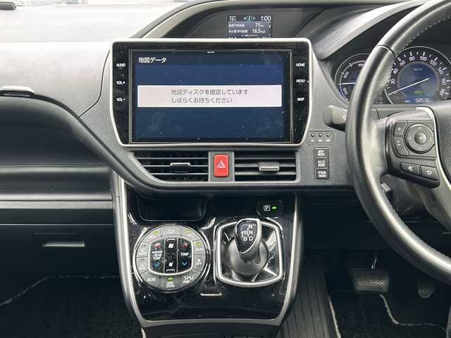 トヨタ ヴォクシー ハイブリッド ZS 煌Ⅲ 岐阜県 2021(令3)年 5.9万km ブラッキッシュアゲハガラスフレーク 登録時走行距離58535km/純正10インチナビ/バックモニター/後席モニター/フルセグテレビ/12インチ後席モニター/シートヒーター/クルーズコントロール/両側パワースライドドア/ETC2.0/フォグランプ/純正アルミホイール/オートライト/オートマチックハイビーム/レーンキープアシスト/LEDヘッドライト/純正フロアマット/スマートキー/プッシュスタート/ドアバイザー/禁煙車