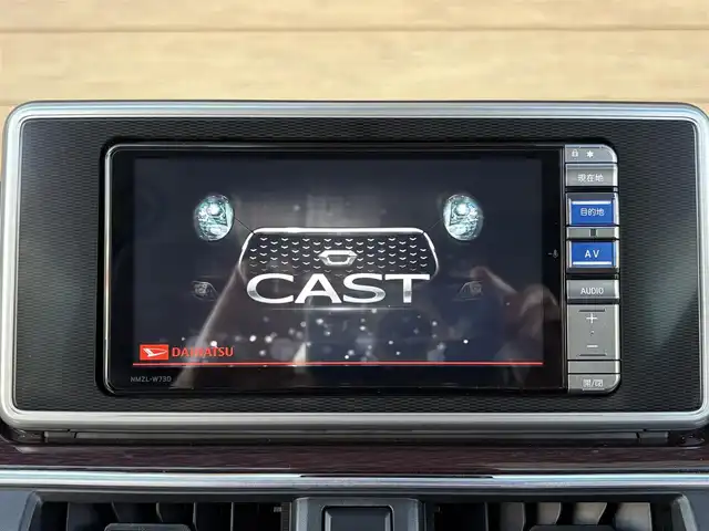 ダイハツ キャスト スタイル G ターボ VS SAⅢ 埼玉県 2023(令5)年 1.6万km ダークエメラルドマイカ 登録時15292km/ワンオーナー/ターボ車/スマートアシスト3/　・衝突回避支援ブレーキ（車両・歩行者）/　・誤発進抑制制御機能（前方・後方）/　・先行車発進お知らせ/　・車線逸脱警報機能/　・オートハイビーム/純正メモリーナビ【NMZL-W730】/　・フルセグTV（走行時視聴可能）/　・CD/DVD再生/　・HDMI/USB端子/　・Bluetooth接続/　・SDミュージックサーバー/　・パノラマモニター（全周囲カメラ）/　・ナビ連動ドライブレコーダー/MOMO革巻きステアリング/アイドリングストップ/前席シートヒーター/純正15インチAW/LEDヘッドライト/LEDフォグライト/プッシュスタート/スマートキー×2/オートエアコン/ドアバイザー/保証書/取扱説明書/ナビ取扱説明書/ディーラー記録簿（R6.R7）/