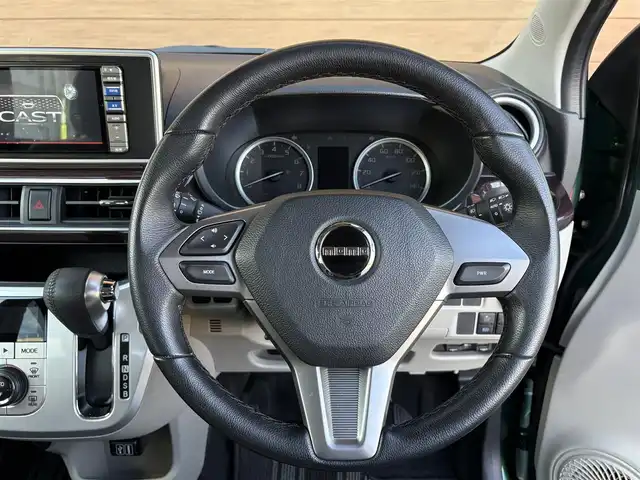 ダイハツ キャスト スタイル G ターボ VS SAⅢ 埼玉県 2023(令5)年 1.6万km ダークエメラルドマイカ 登録時15292km/ワンオーナー/ターボ車/スマートアシスト3/　・衝突回避支援ブレーキ（車両・歩行者）/　・誤発進抑制制御機能（前方・後方）/　・先行車発進お知らせ/　・車線逸脱警報機能/　・オートハイビーム/純正メモリーナビ【NMZL-W730】/　・フルセグTV（走行時視聴可能）/　・CD/DVD再生/　・HDMI/USB端子/　・Bluetooth接続/　・SDミュージックサーバー/　・パノラマモニター（全周囲カメラ）/　・ナビ連動ドライブレコーダー/MOMO革巻きステアリング/アイドリングストップ/前席シートヒーター/純正15インチAW/LEDヘッドライト/LEDフォグライト/プッシュスタート/スマートキー×2/オートエアコン/ドアバイザー/保証書/取扱説明書/ナビ取扱説明書/ディーラー記録簿（R6.R7）/